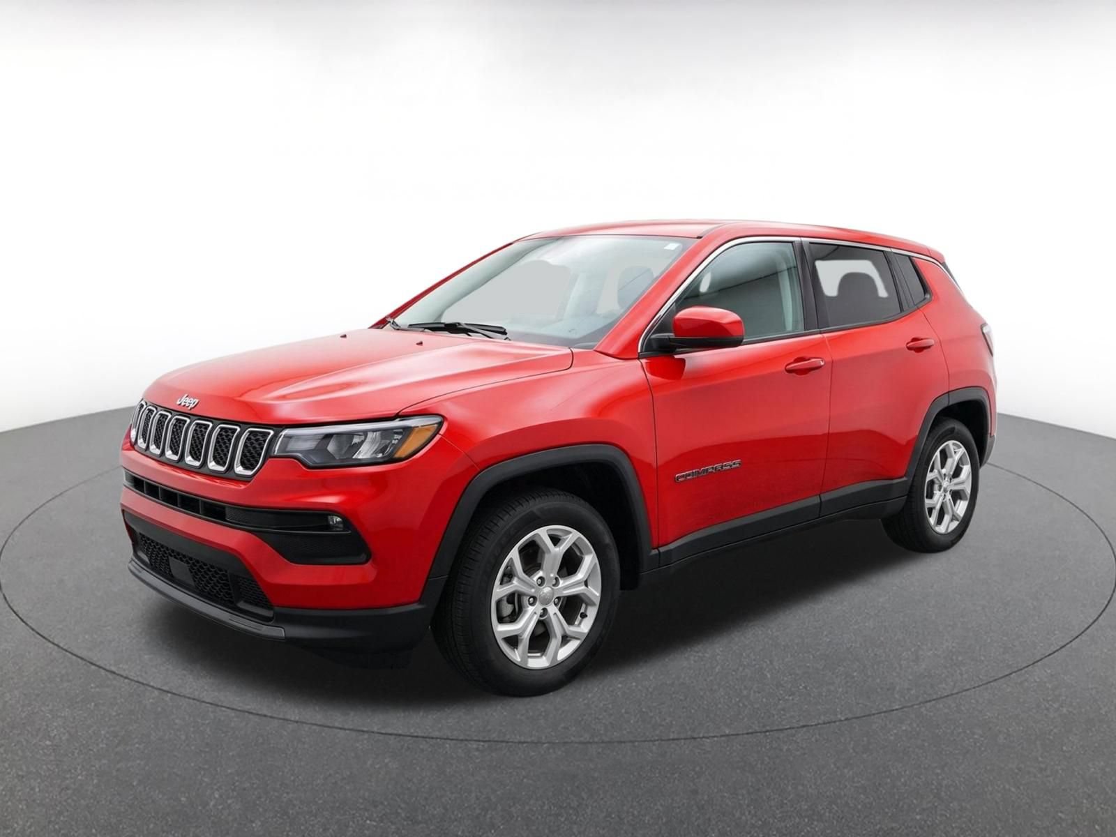Used 2025 Jeep Compass Latitude AWD/4WD image 3
