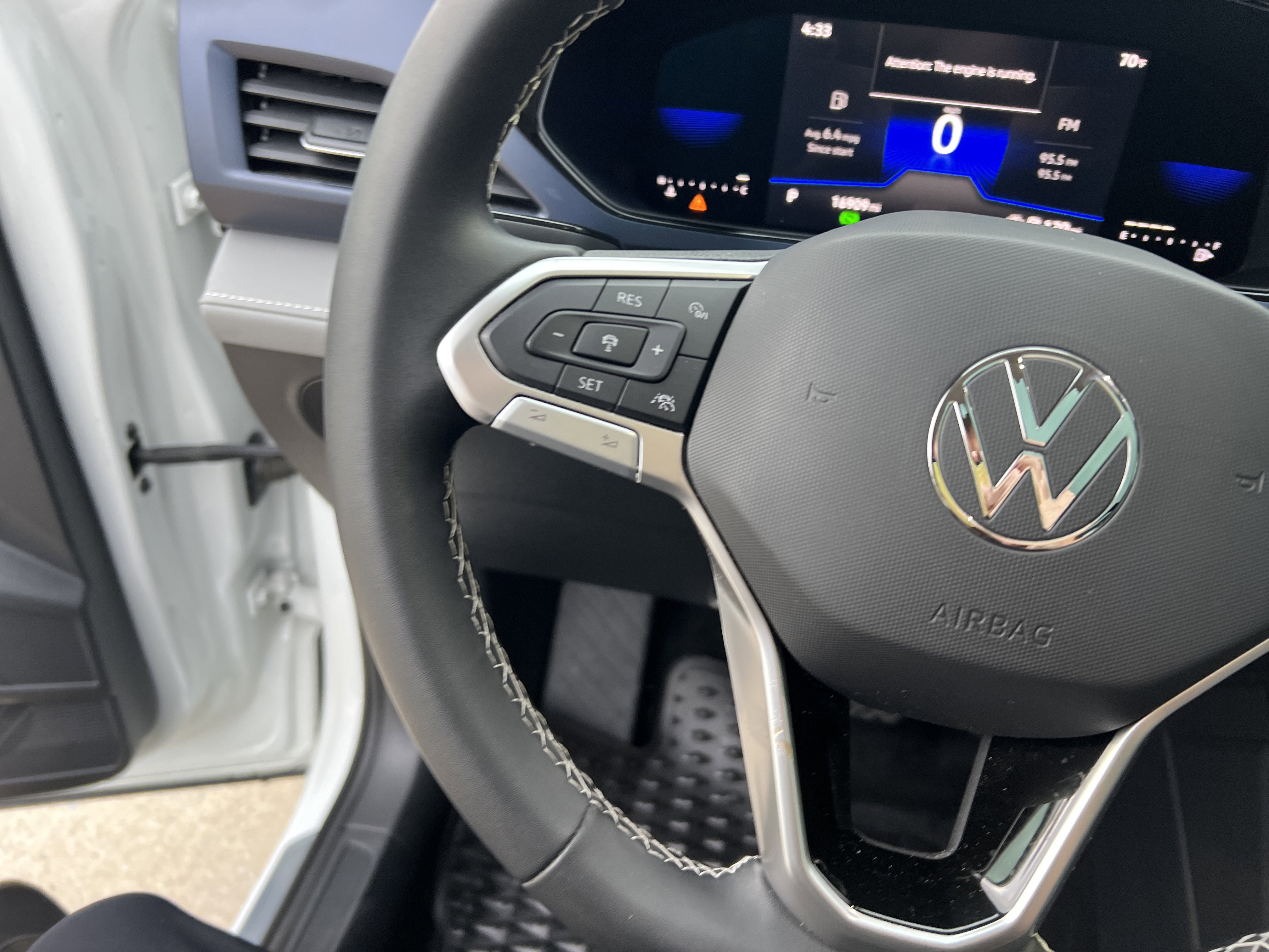 Certified 2023 Volkswagen Taos SE w/ Panoramic Sunroof Package FWD image 17