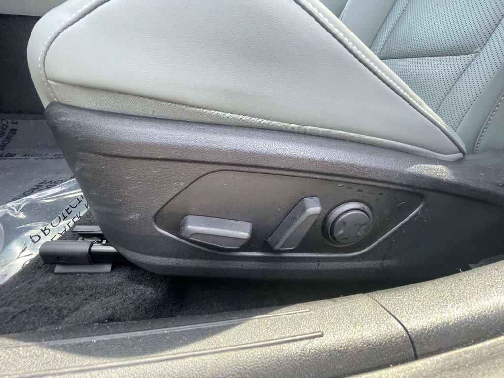 Used 2025 Hyundai Elantra Limited FWD image 21