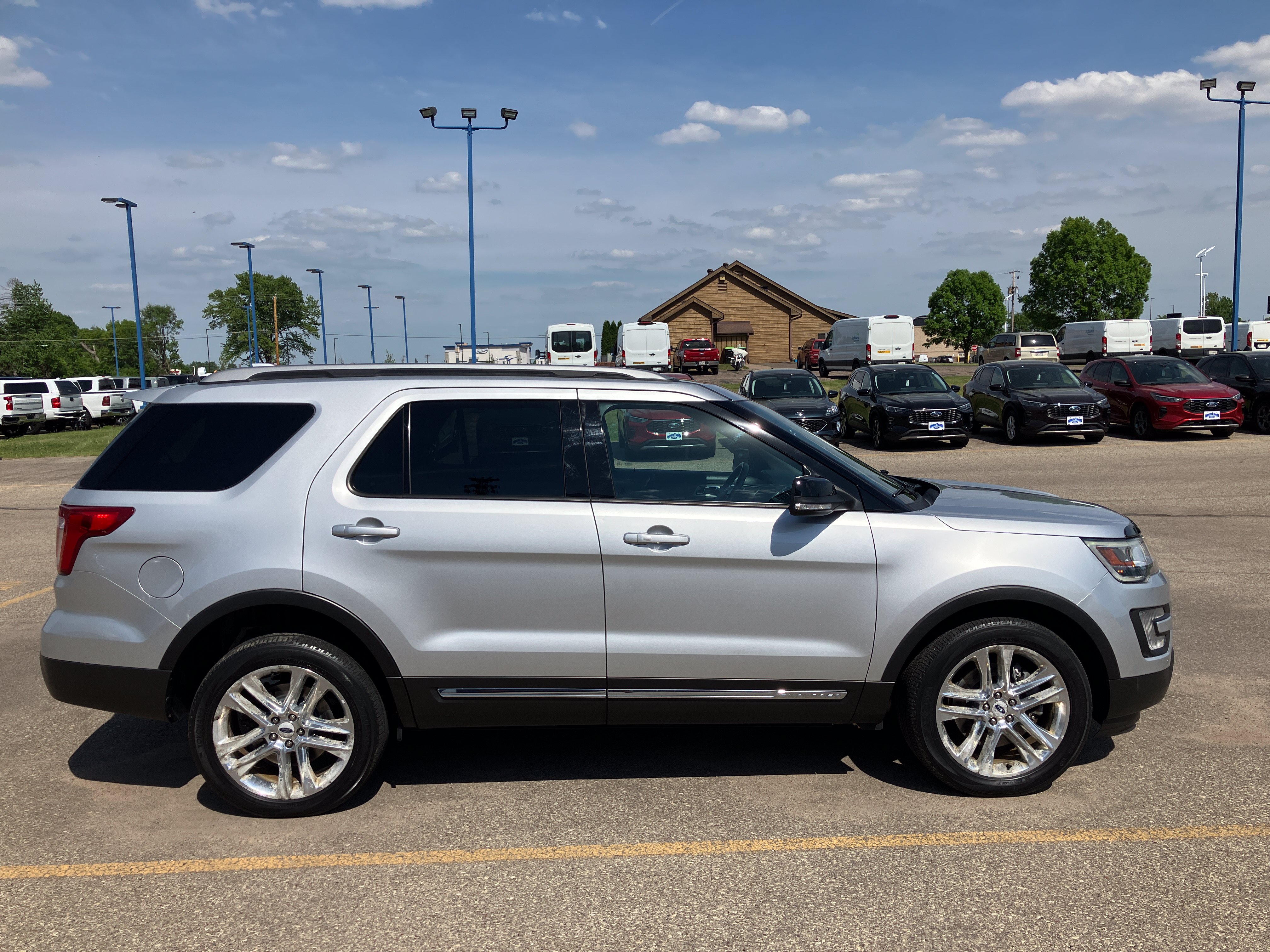 Used 2017 Ford Explorer XLT w/ Equipment Group 202A AWD/4WD image 5