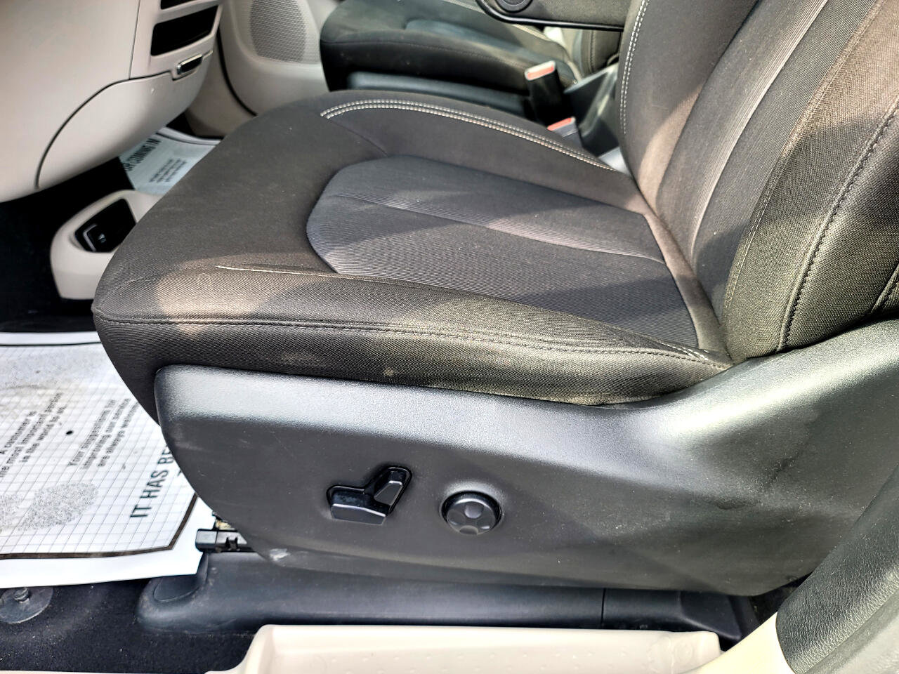 Used 2020 Chrysler Voyager L image 27