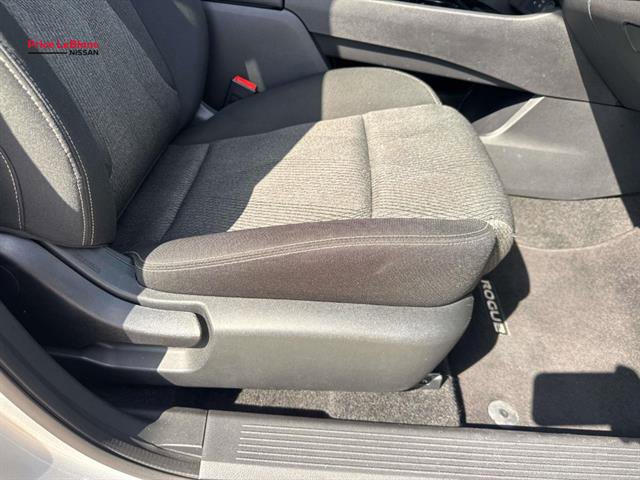 Used 2025 Nissan Rogue SV FWD image 11
