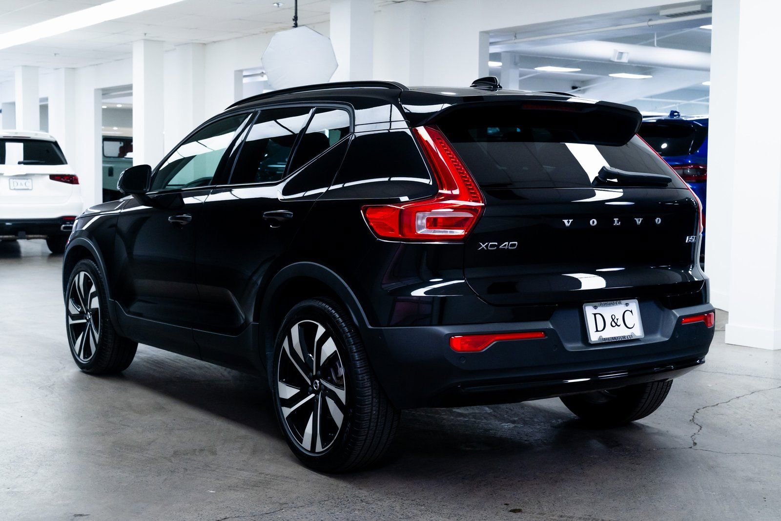 Used 2025 Volvo XC40 B5 Plus image 4