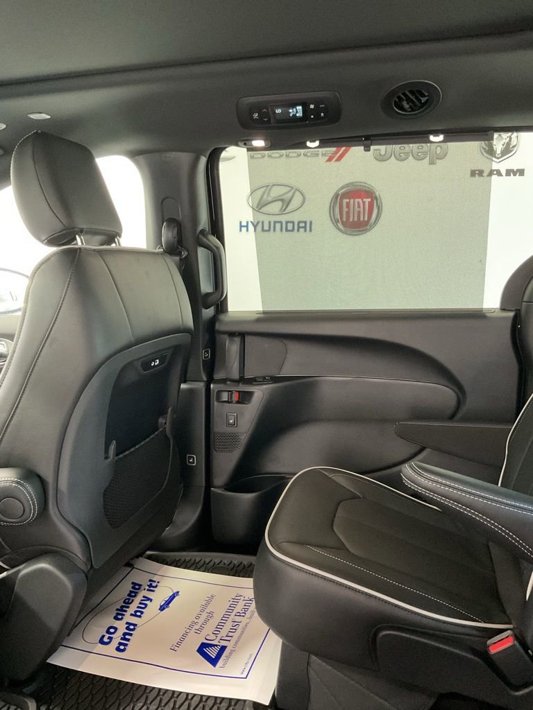 New 2025 Chrysler Pacifica Limited image 26