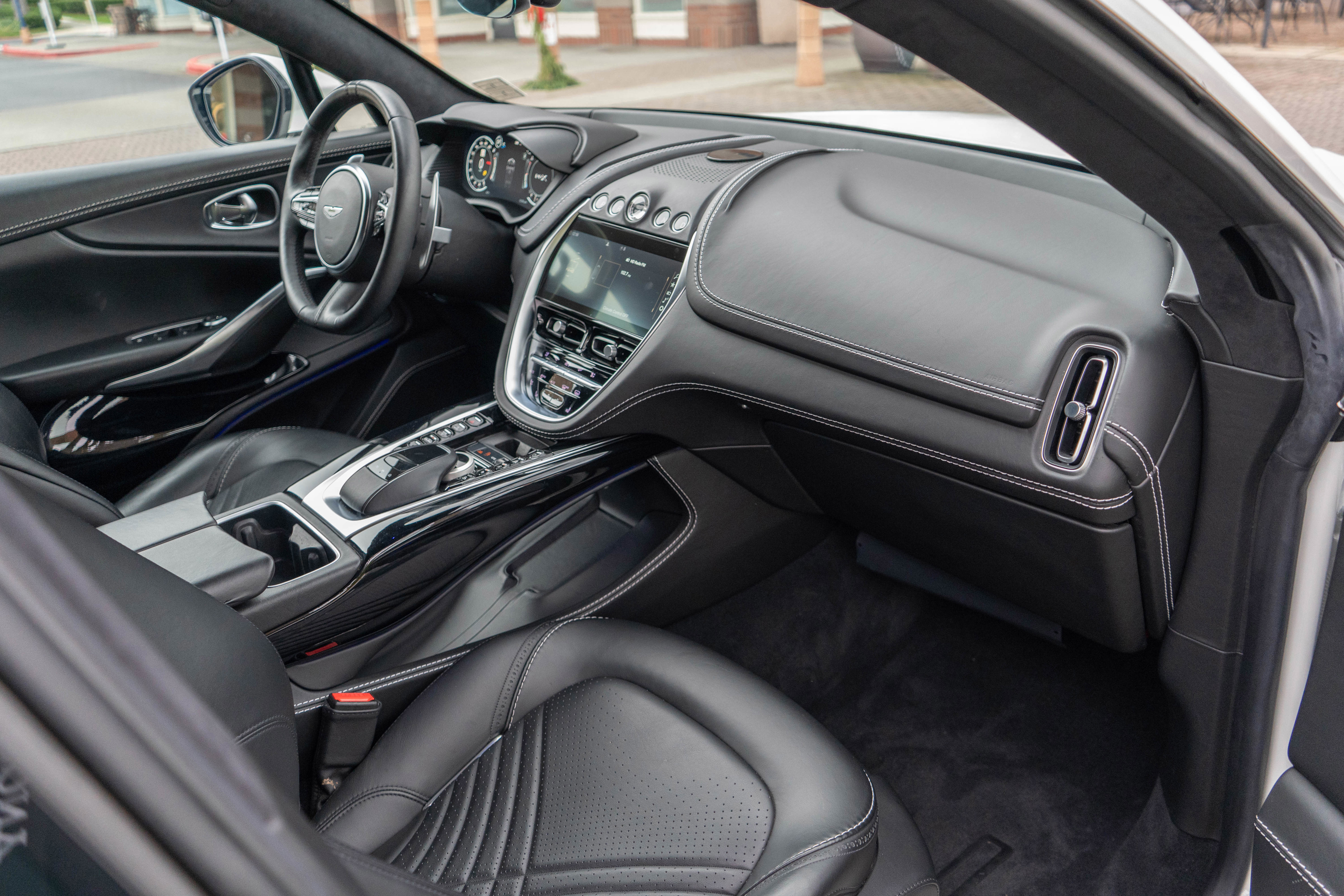 Used 2021 Aston Martin DBX image 30