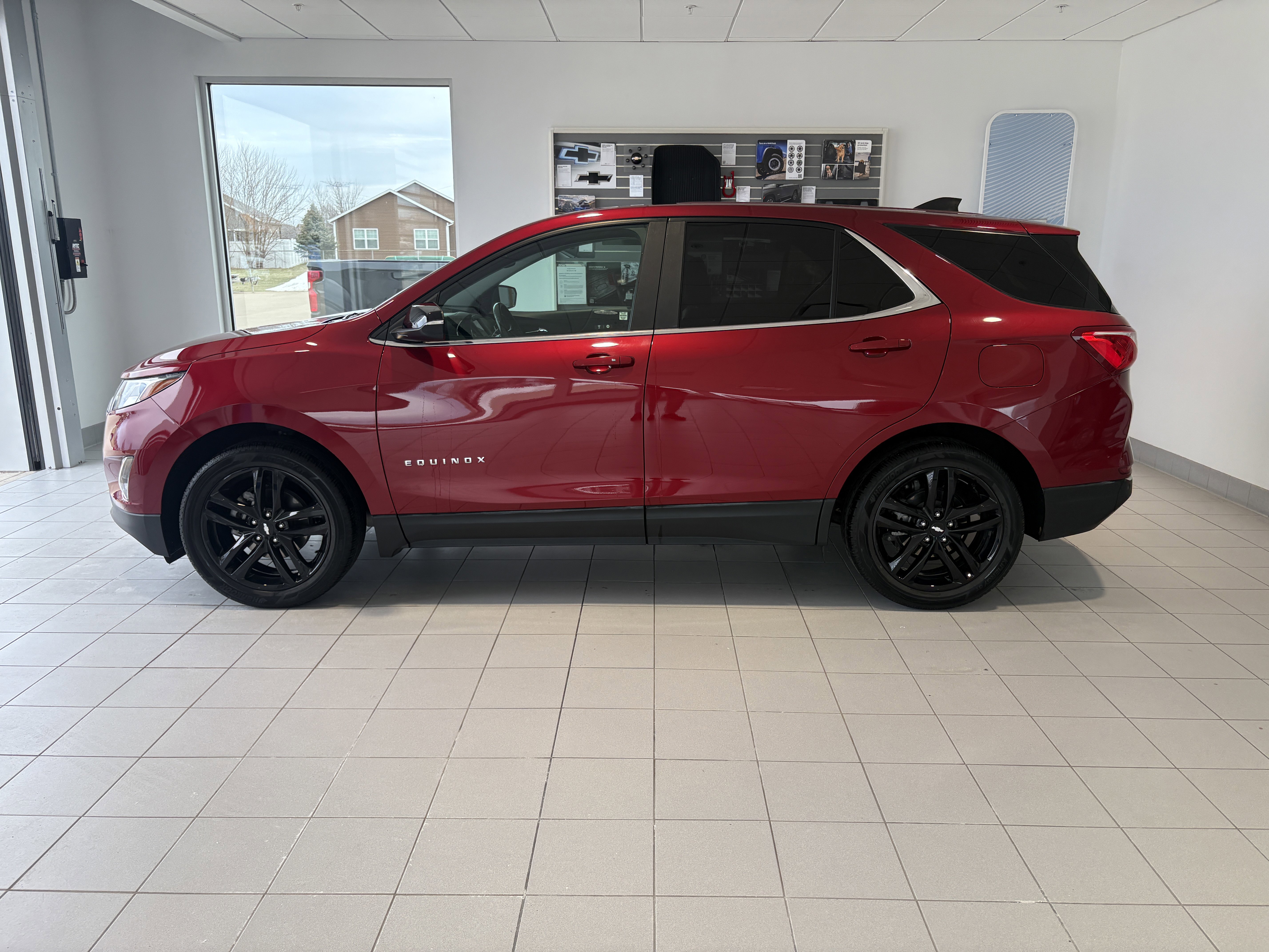 Used 2021 Chevrolet Equinox LT image 2