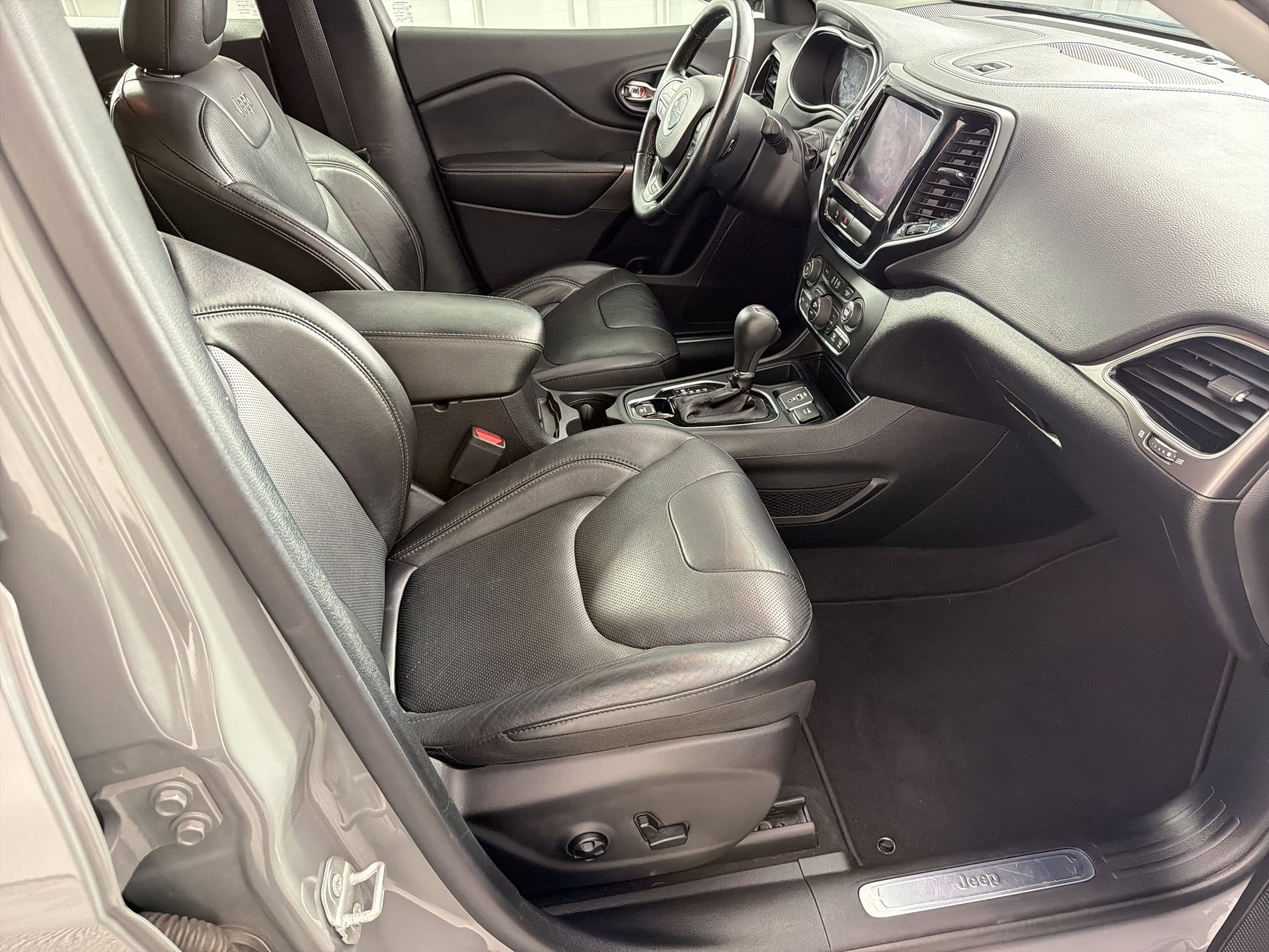 Used 2020 Jeep Cherokee Limited image 30