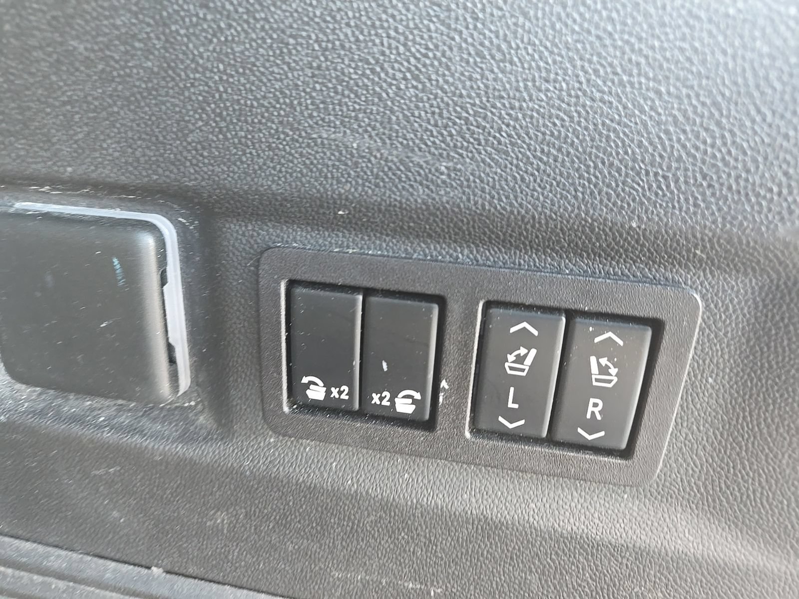 Used 2023 GMC Yukon AT4 AWD/4WD image 14