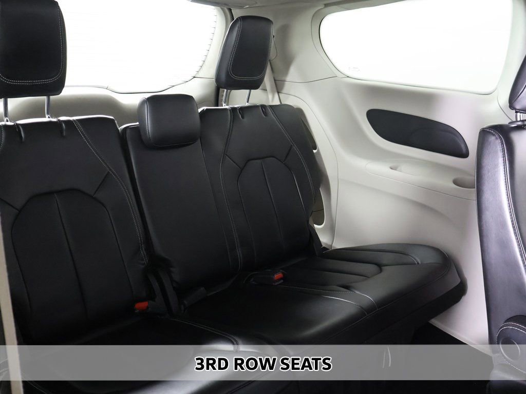 Used 2023 Chrysler Pacifica Touring-L image 8