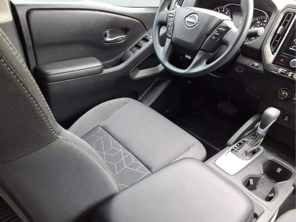 Used 2025 Nissan Frontier SV image 9