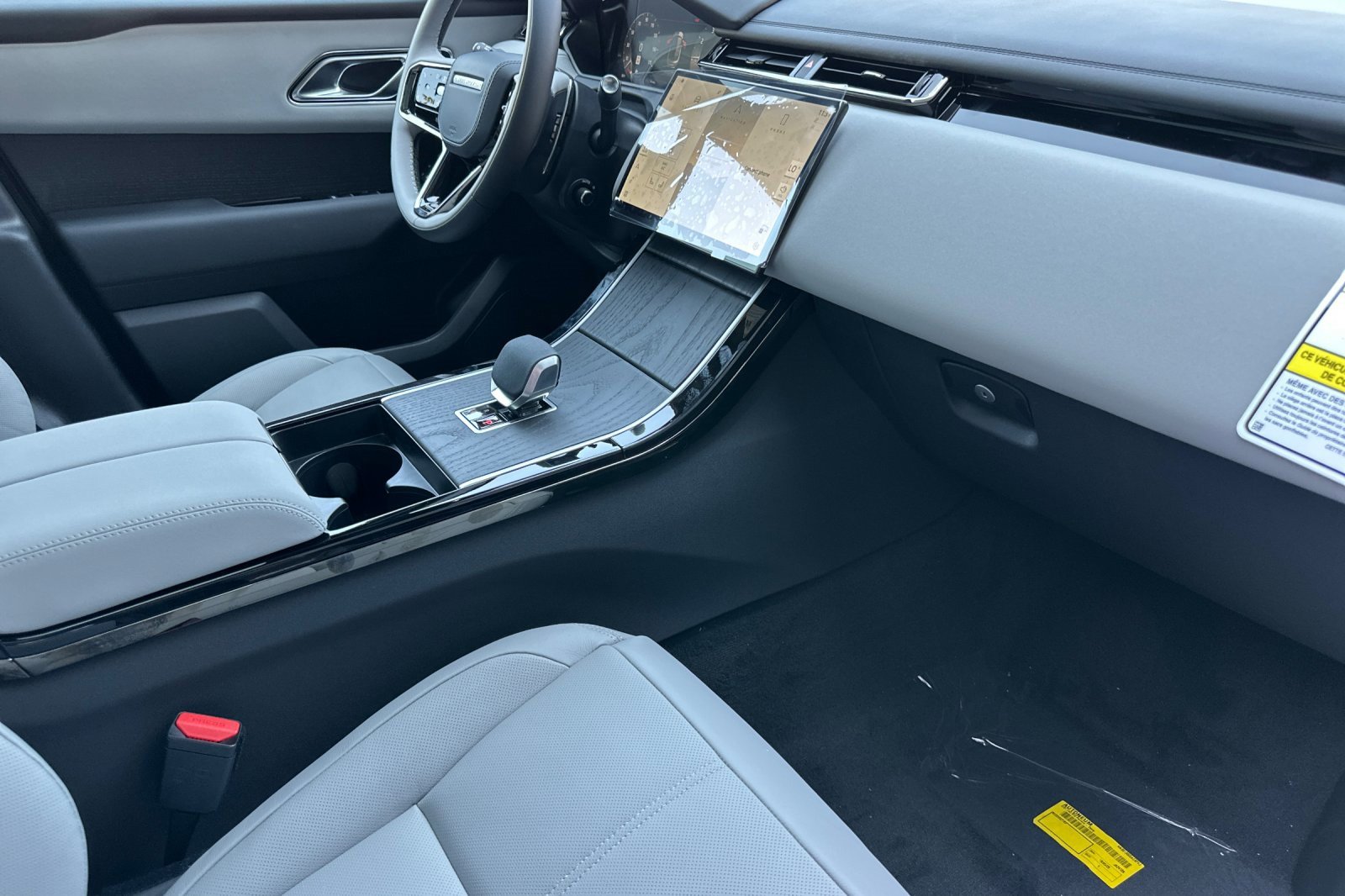 New 2026 Land Rover Range Rover Velar Dynamic SE image 17