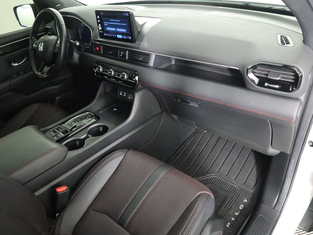 Used 2025 Honda Pilot Black Edition image 17