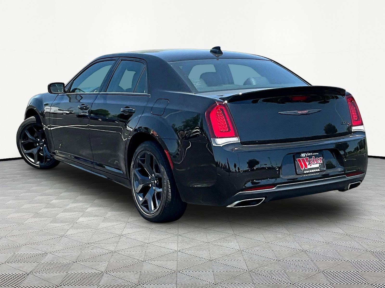 Used 2021 Chrysler 300 S w/ S Model Appearance Package RWD image 4