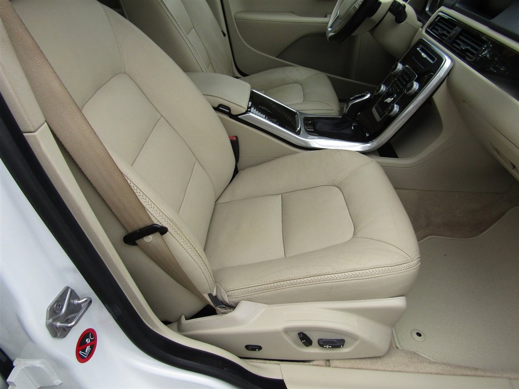 Used 2016 Volvo XC70 T5 Premier w/ Proximity Package image 10