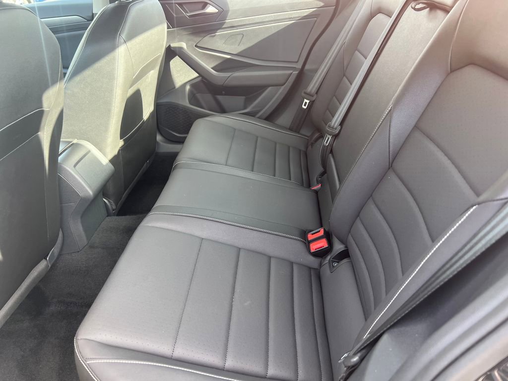 Used 2024 Volkswagen Jetta SE FWD image 11
