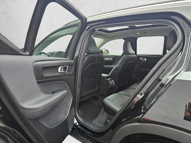 Used 2025 Volvo XC40 B5 Plus image 14