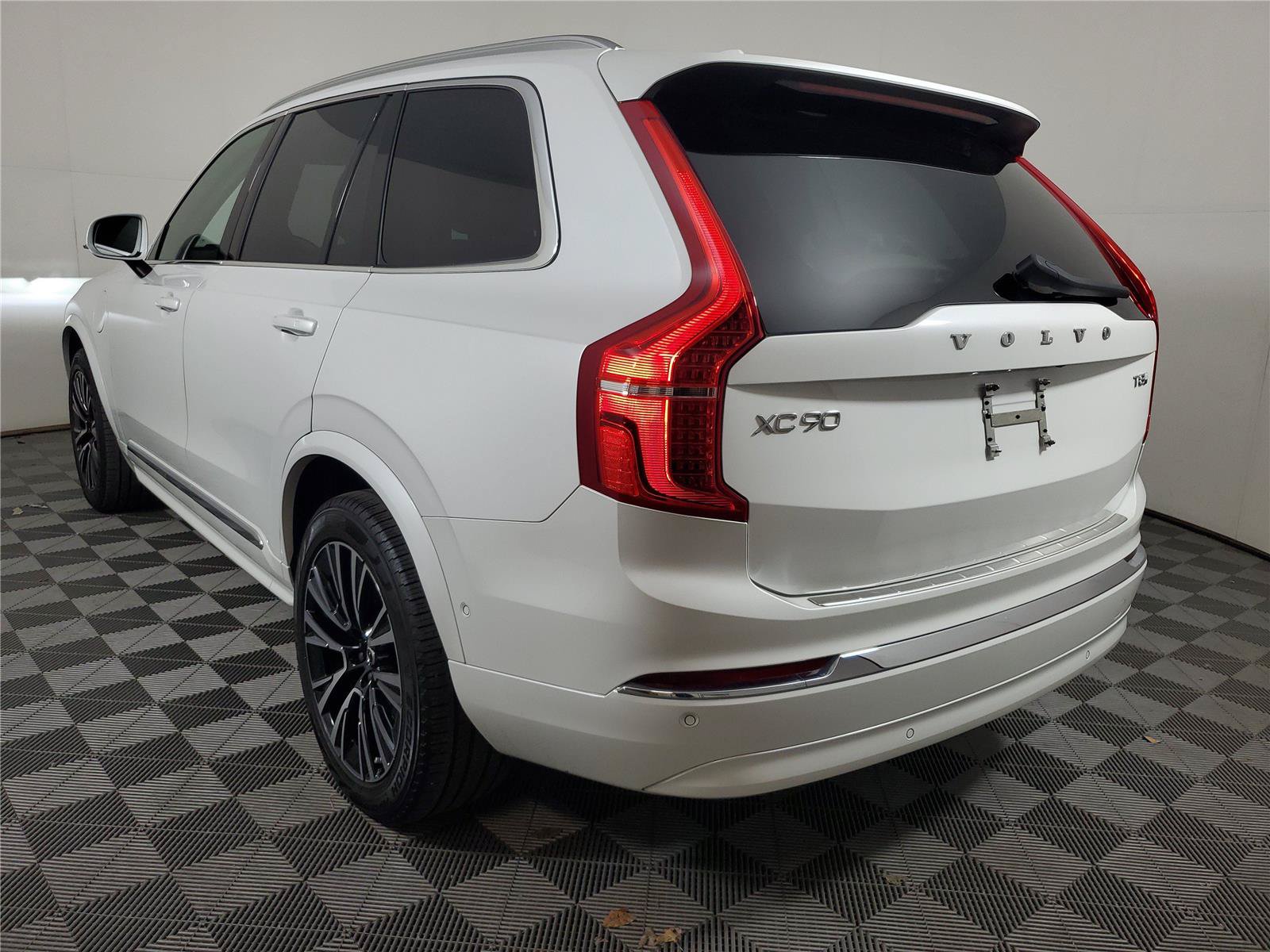 Certified 2025 Volvo XC90 T8 Plus w/ Protection Package Premier AWD/4WD image 4