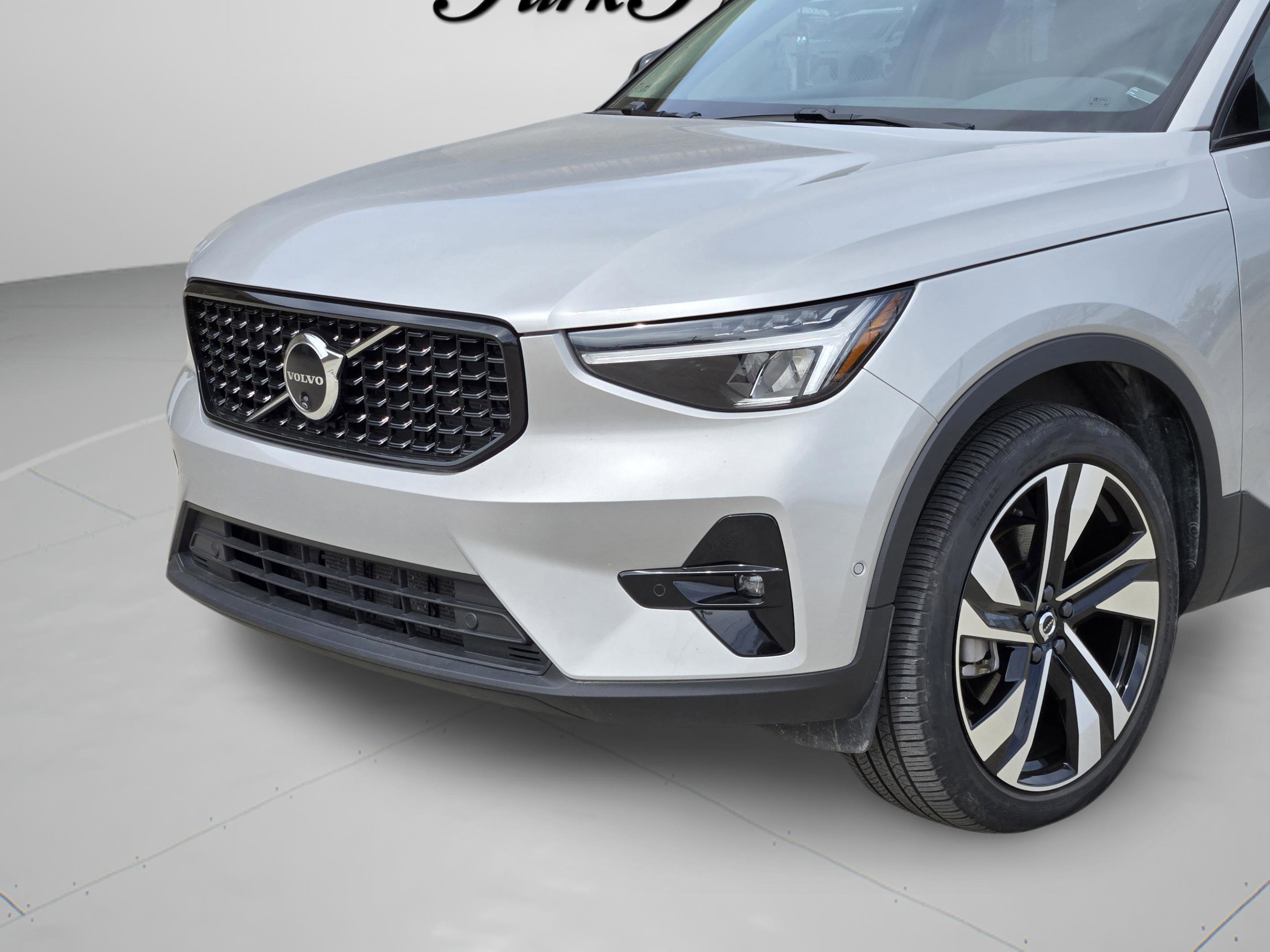 Used 2025 Volvo XC40 B5 Plus image 18