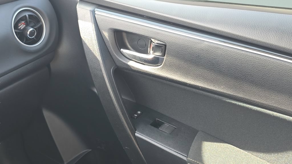 Used 2018 Toyota Corolla LE FWD image 13