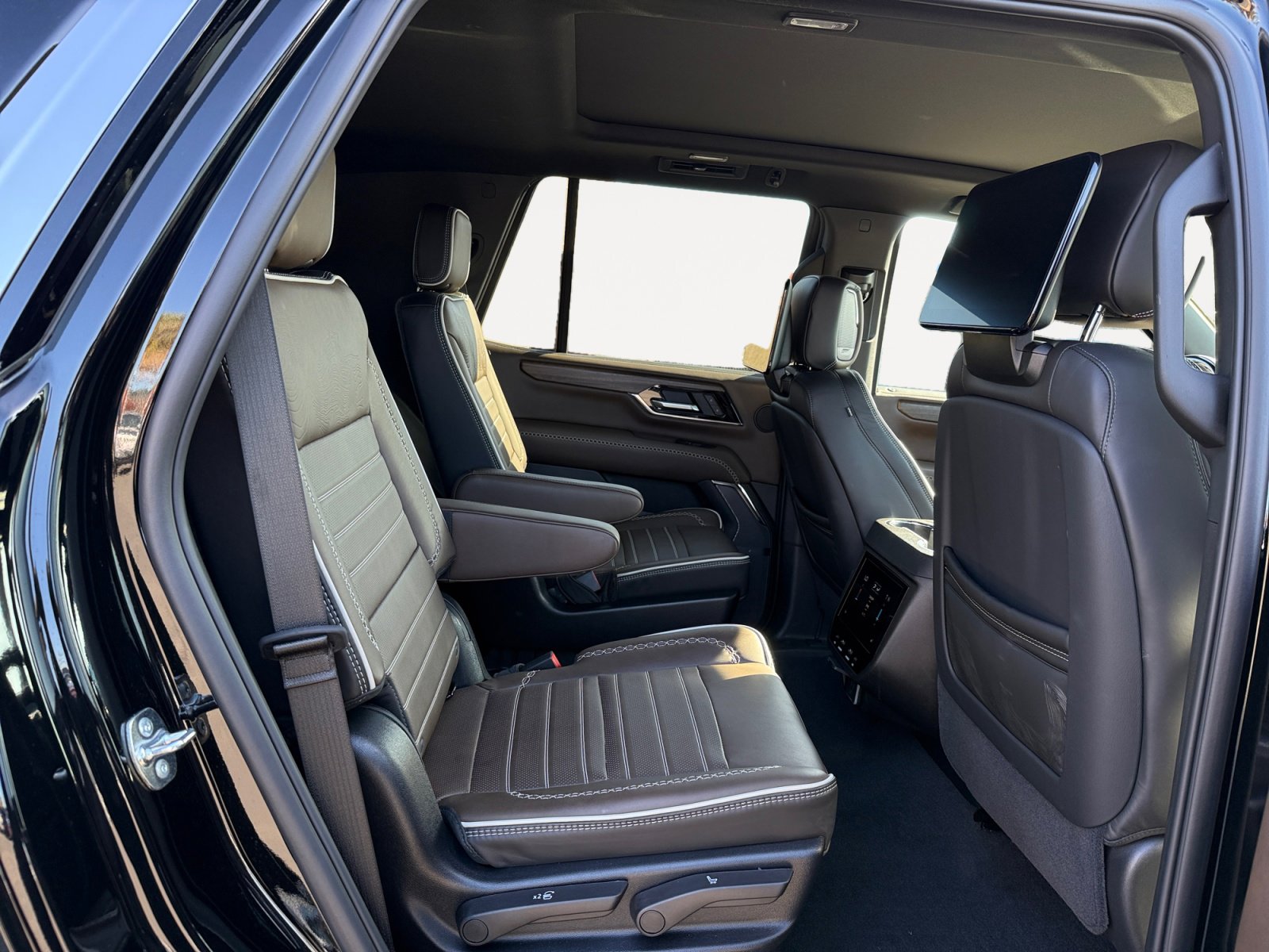New 2025 GMC Yukon Denali Ultimate w/ LPO, Illumination Package image 18