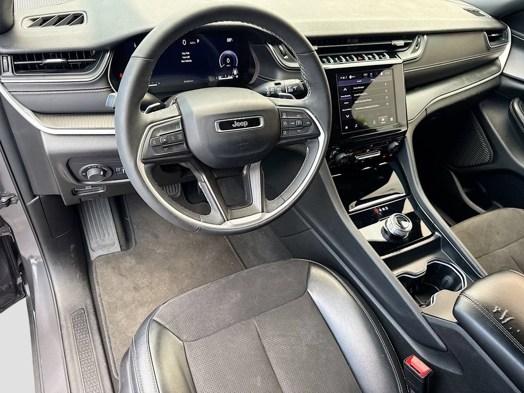 Used 2024 Jeep Grand Cherokee Altitude RWD image 10