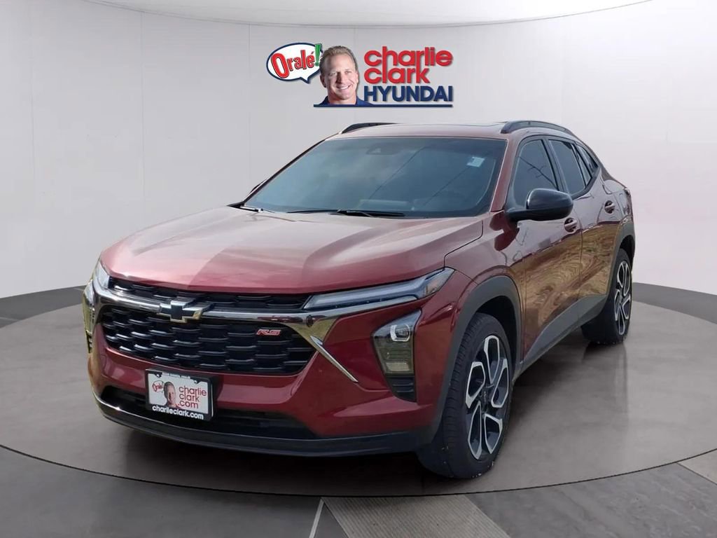 Used 2025 Chevrolet Trax RS w/ Sunroof Package FWD image 1