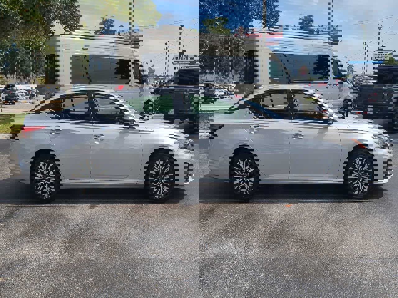 Used 2024 Nissan Altima 2.5 SV image 3