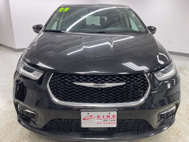 Used 2023 Chrysler Pacifica Touring-L image 3