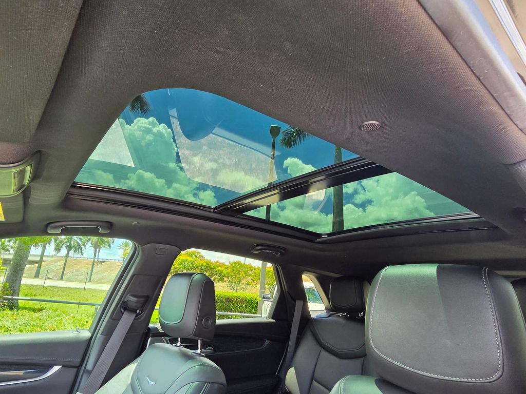 Used 2022 Cadillac XT5 Premium Luxury w/ Technology Package FWD image 4