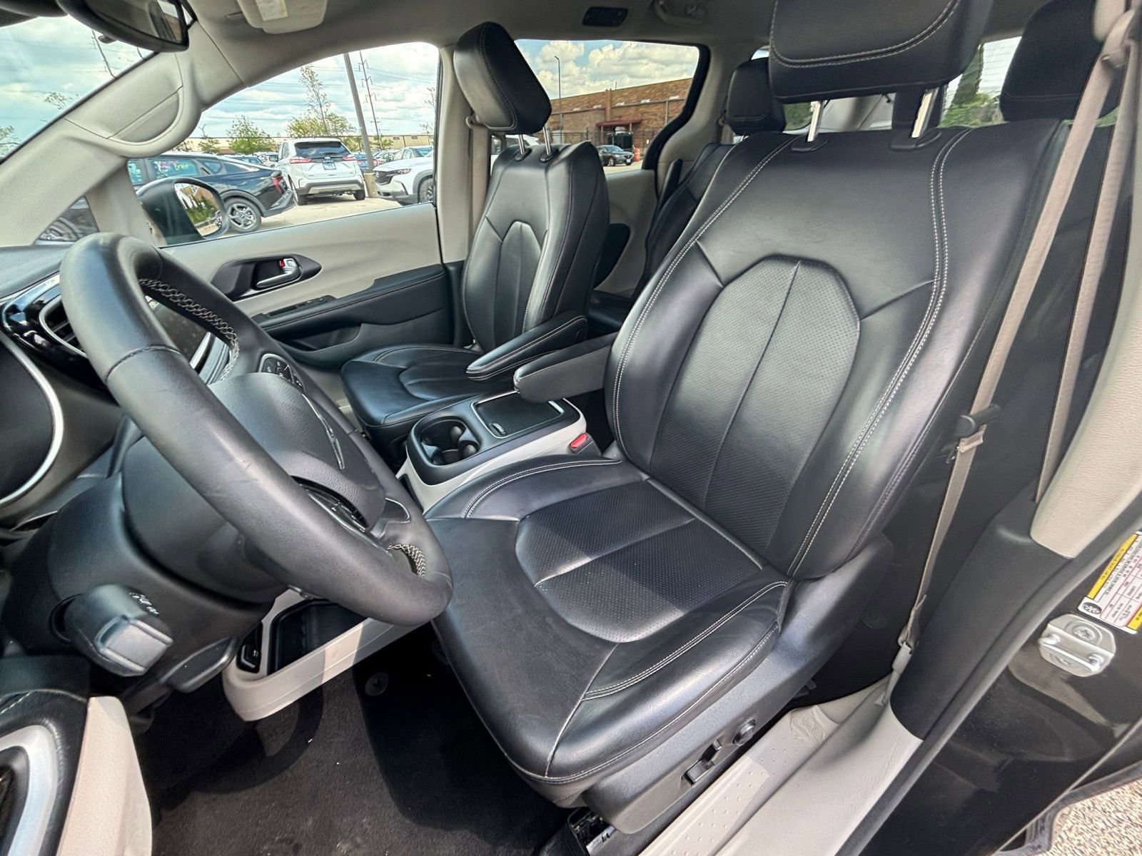 Used 2023 Chrysler Pacifica Touring-L FWD image 39