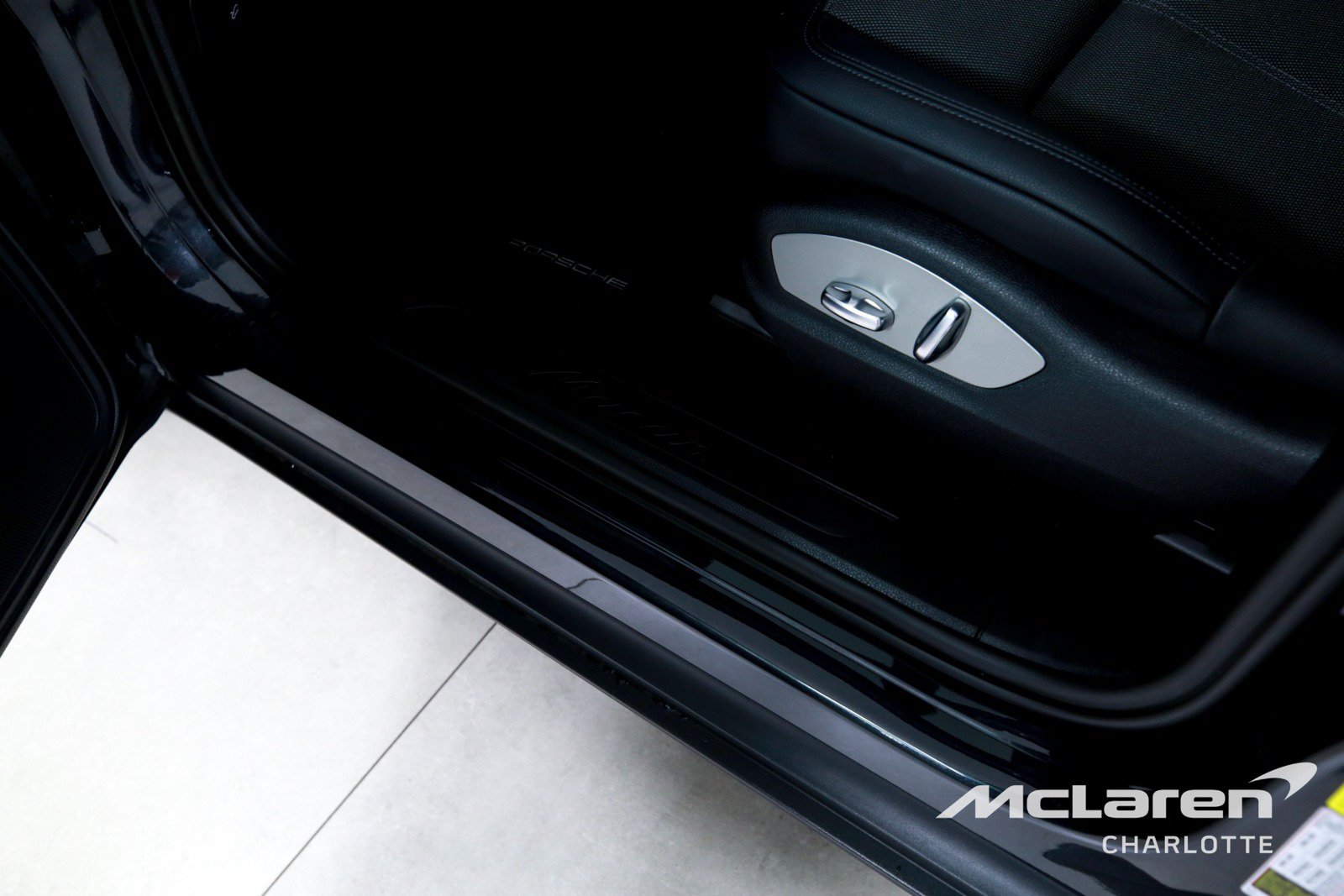 Used 2024 Porsche Macan AWD/4WD image 16