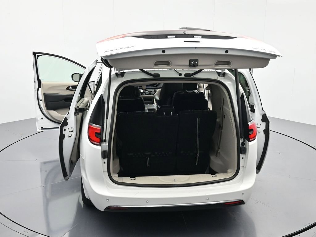 Used 2023 Chrysler Pacifica Limited image 47