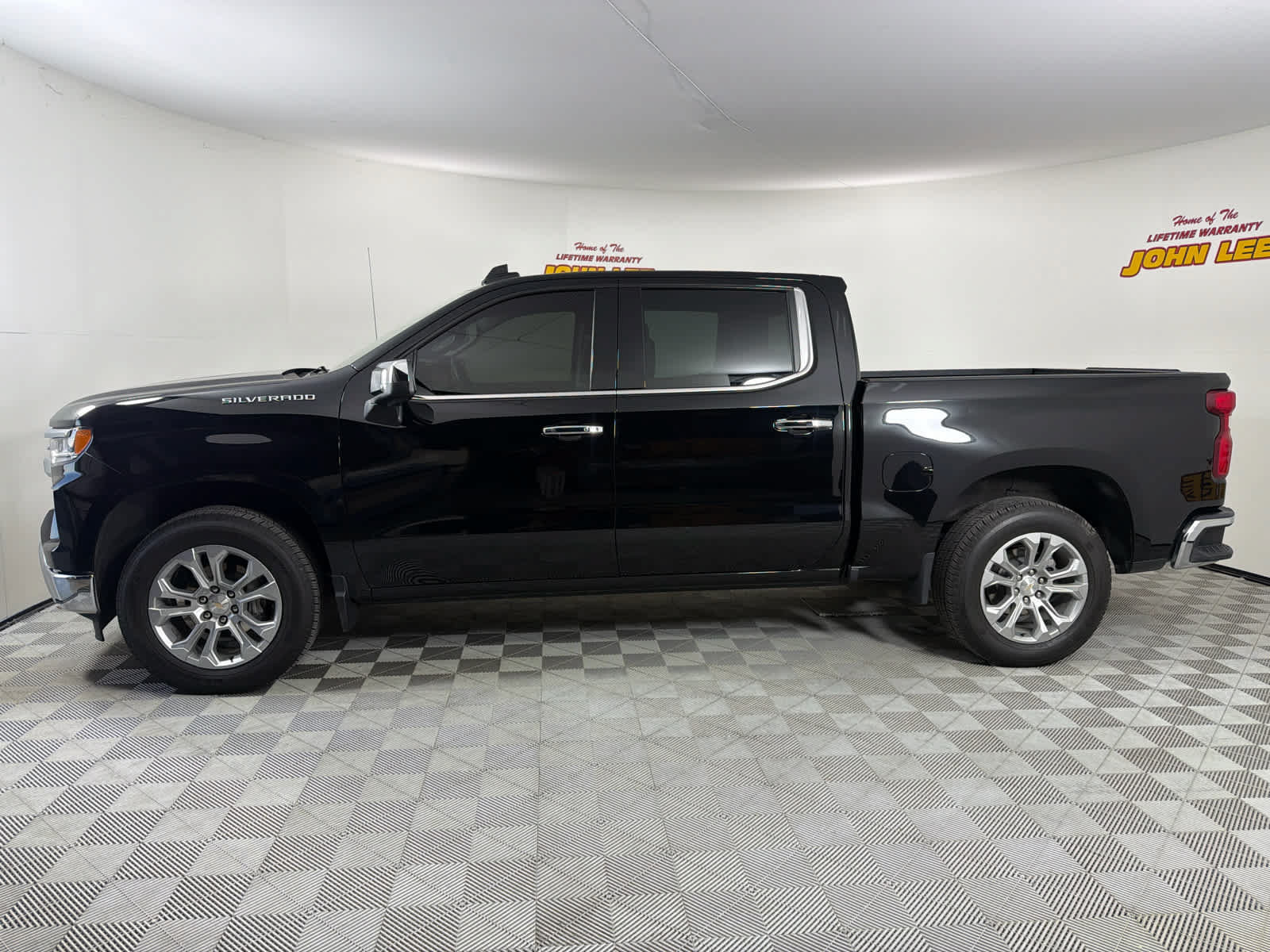Used 2024 Chevrolet Silverado 1500 LTZ RWD image 2