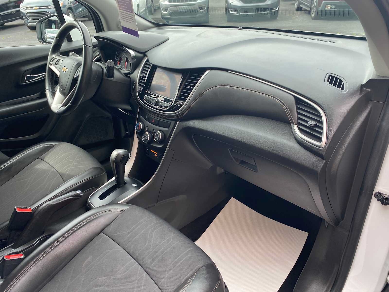 Used 2022 Chevrolet Trax LT w/ LT Convenience Package AWD/4WD image 27