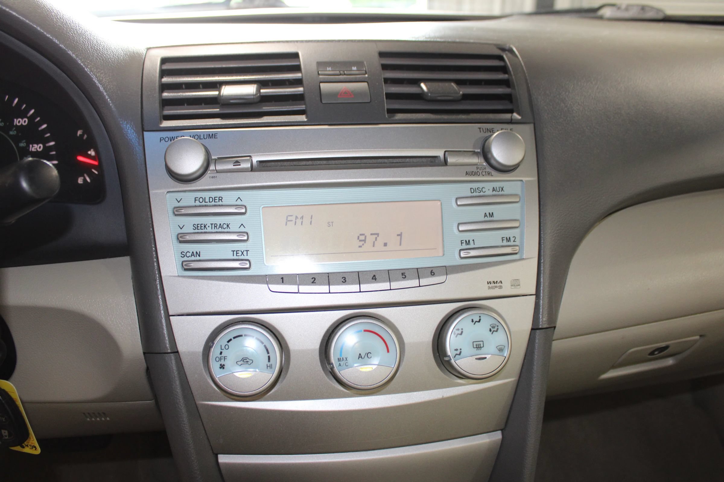 Used 2009 Toyota Camry LE FWD image 13