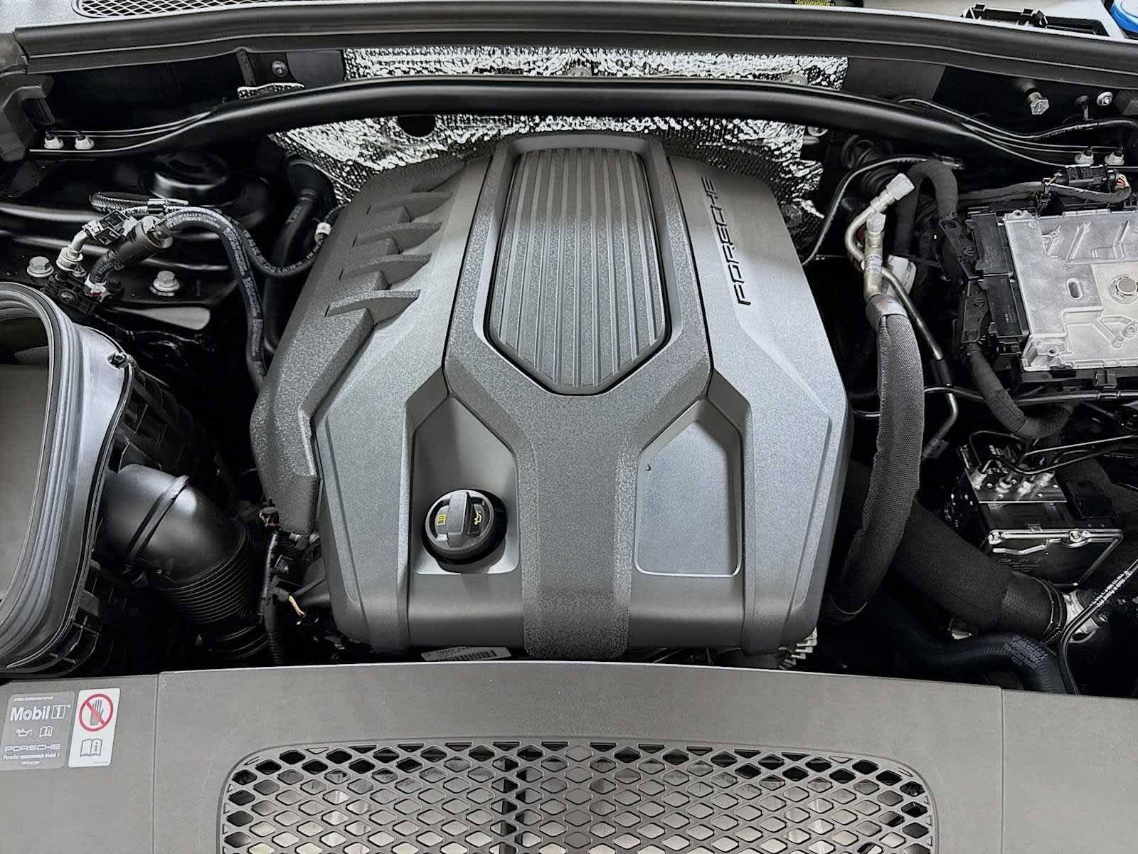 New 2025 Porsche Macan AWD/4WD image 24