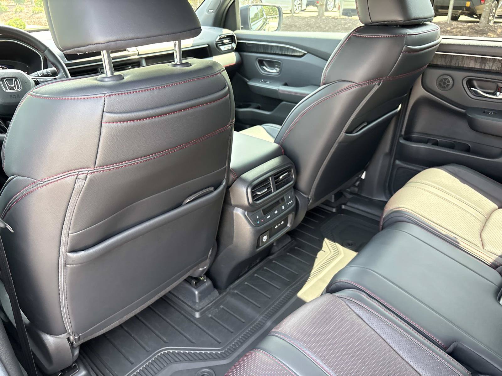 Used 2025 Honda Pilot Black Edition image 31