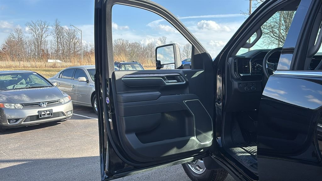 Used 2025 Chevrolet Silverado 3500 LTZ image 11