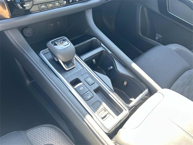 Used 2025 Nissan Pathfinder SV image 29