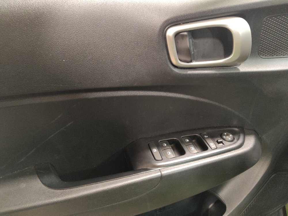 Used 2022 Hyundai Venue SE image 27