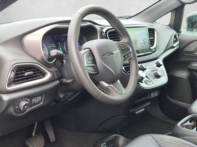 Used 2025 Chrysler Pacifica Select FWD image 2