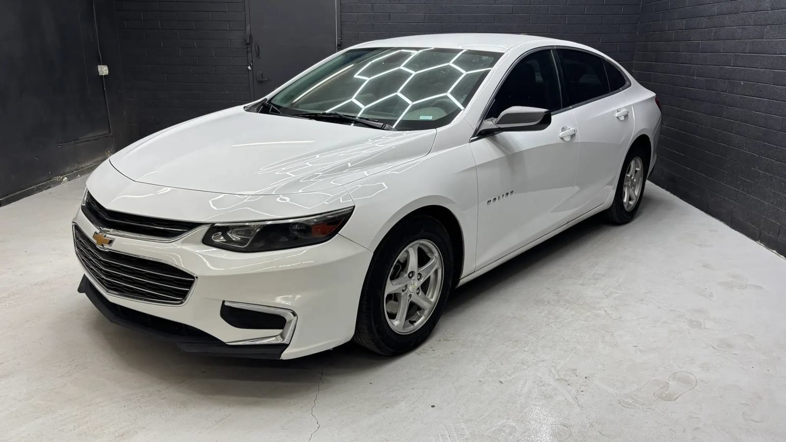 Used 2018 Chevrolet Malibu LS FWD image 2