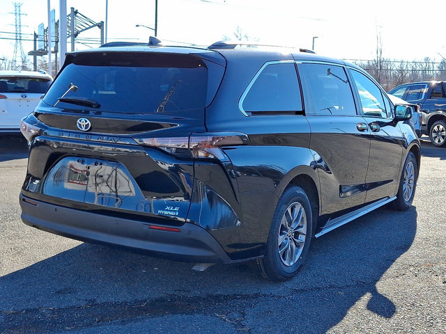 Used 2024 Toyota Sienna XLE image 27