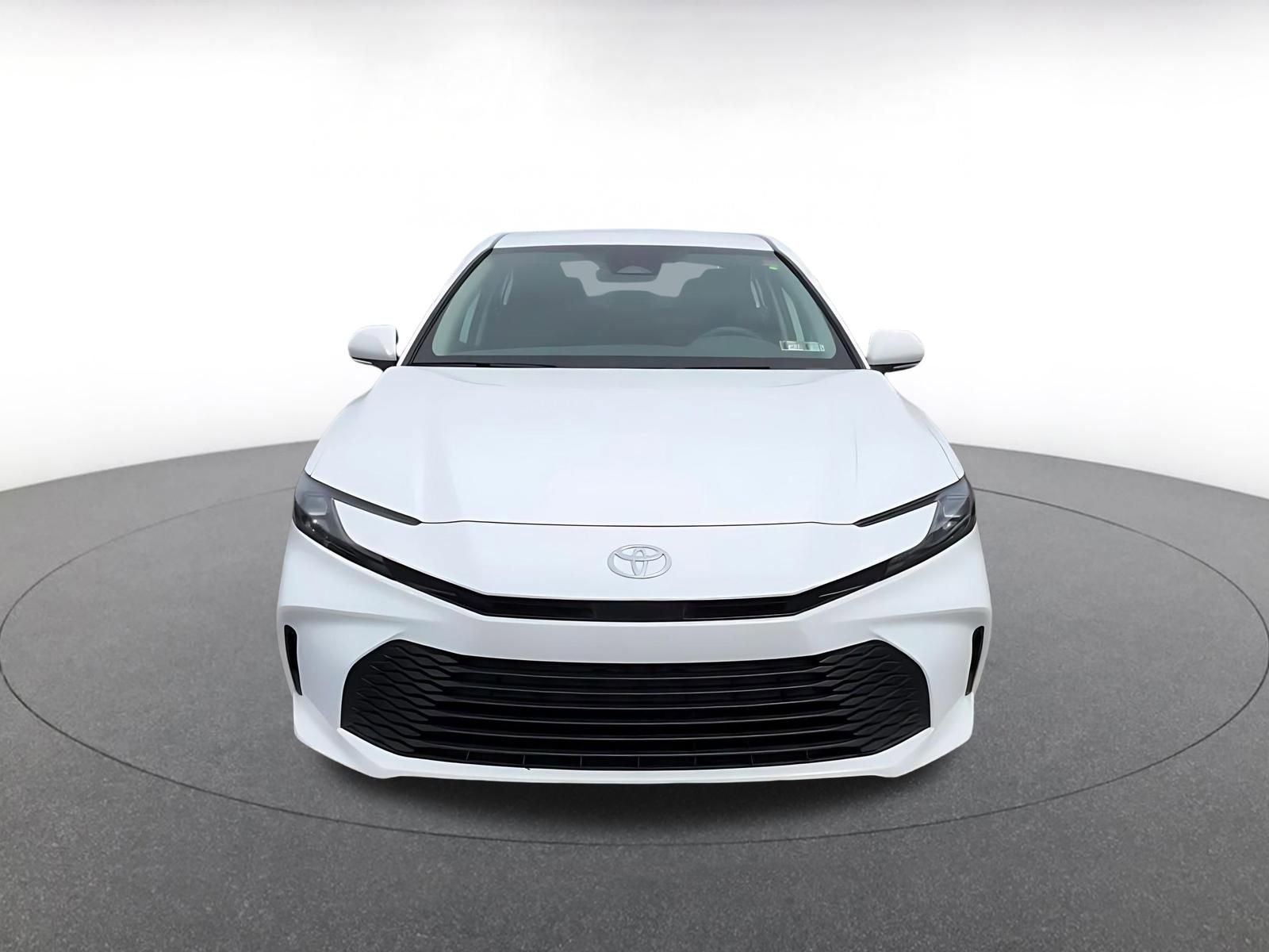 Used 2025 Toyota Camry LE image 3