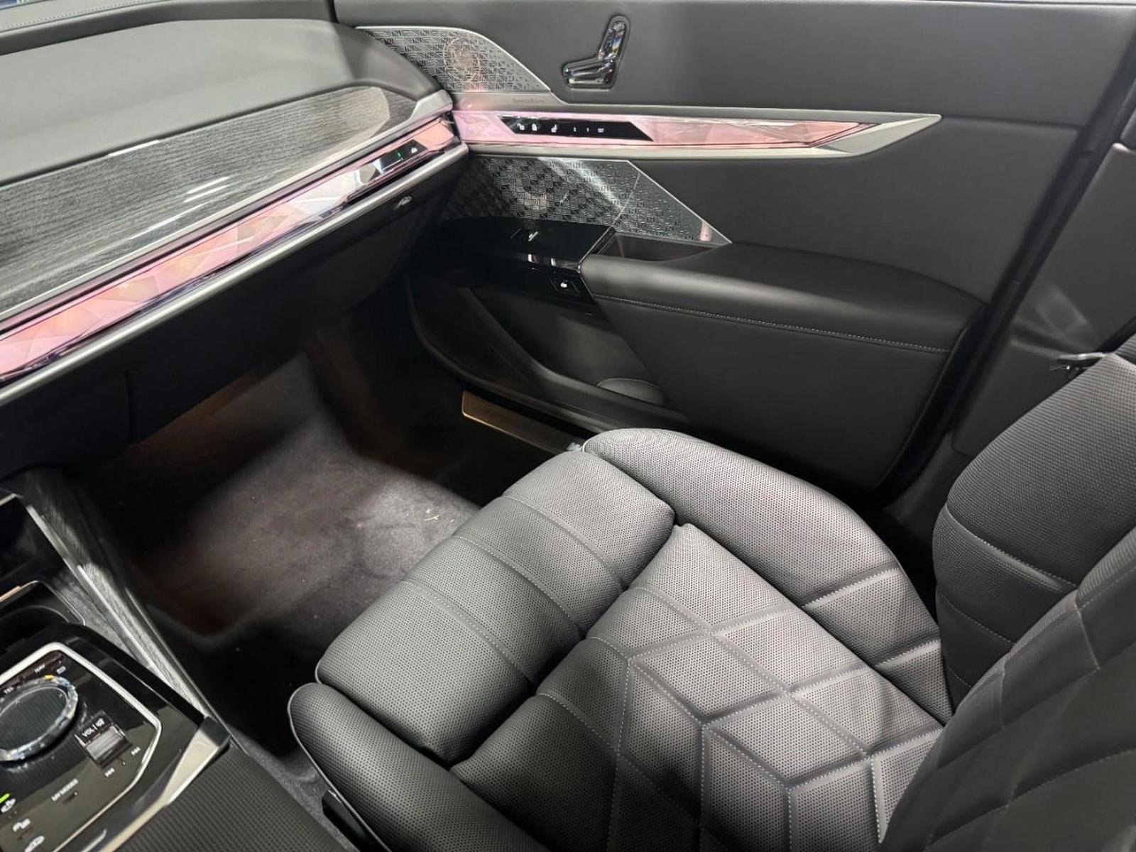 Certified 2025 BMW 760i xDrive w/ Executive Package image 17