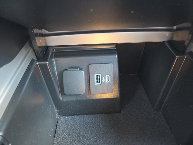 Used 2024 Ford Explorer XLT RWD image 32