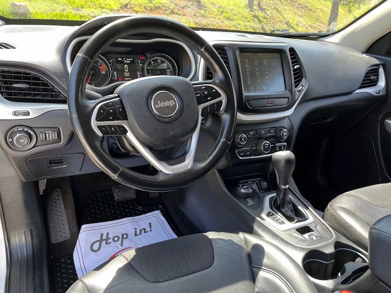 Used 2018 Jeep Cherokee Latitude Plus w/ Cold Weather Group AWD/4WD image 10