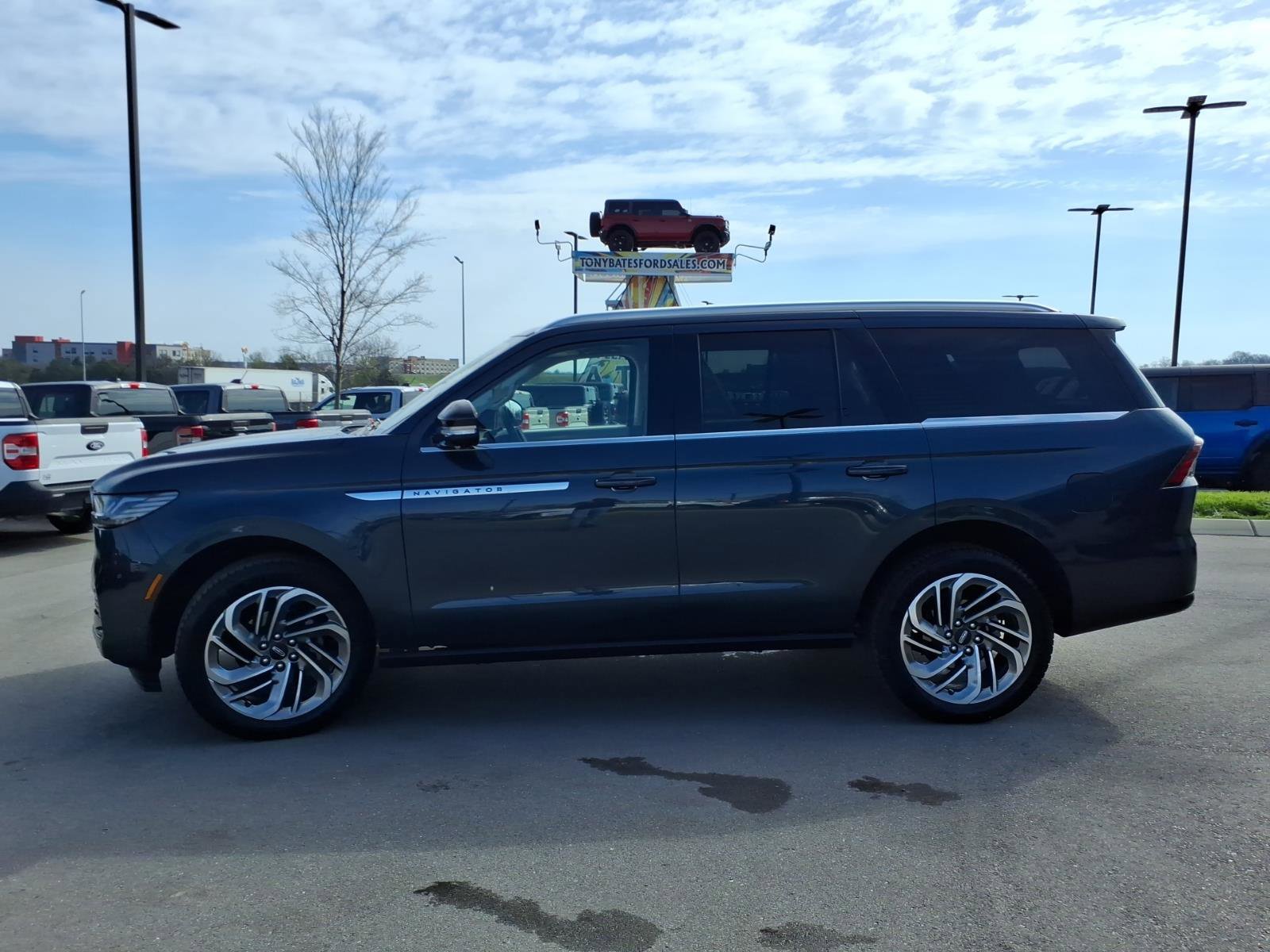 Used 2025 Lincoln Navigator Reserve image 6