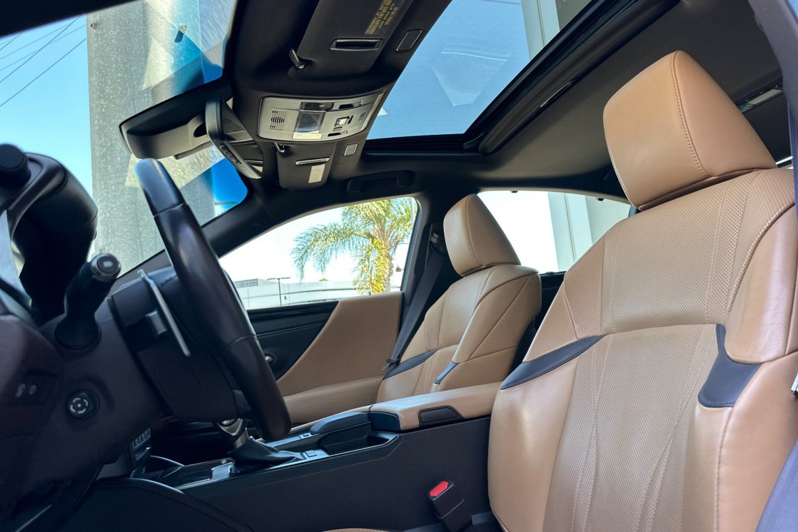 Used 2019 Lexus ES 300h Ultra Luxury w/ Accessory Package 2 FWD image 5