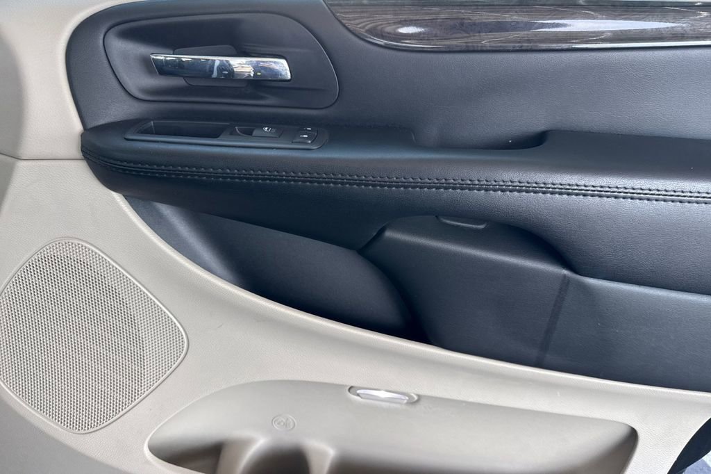 Used 2018 Dodge Grand Caravan SE w/ UConnect Hands-Free Group image 25